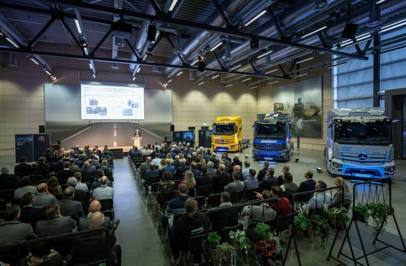 The Wörth plant welcomes 17 logistics partners who will be carrying out inbound logistics to the Mercedes-Benz plant in Wörth from the first quarter of 2024 with their all-electric eActros vehicles<br>IMAGE SOURCE: Daimler Truck AG