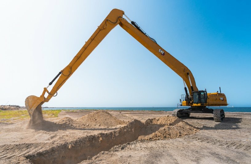 Whether cleaning ditches, canals, and waterways, or doing heavier duty work like dredging and long distance excavation, count on Cat® next-generation super long reach and long reach excavation excavators to expand how you work.<br>IMAGE SOURCE: Caterpillar