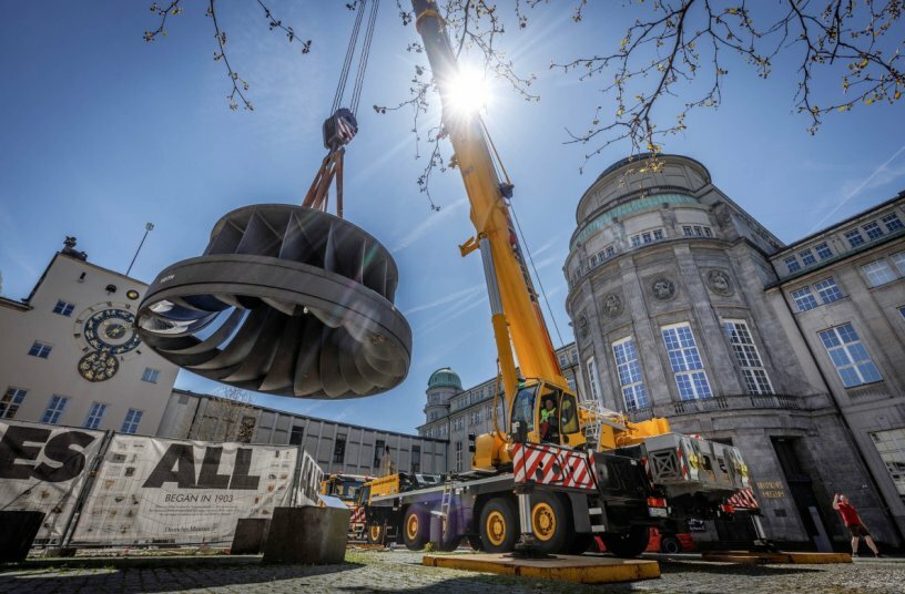 Carefully, the crane driver lifts the large exhibit from its original exhibition site to place it on a heavy transporter.<br>IMAGE SOURCE: Liebherr-Werk Ehingen GmbH