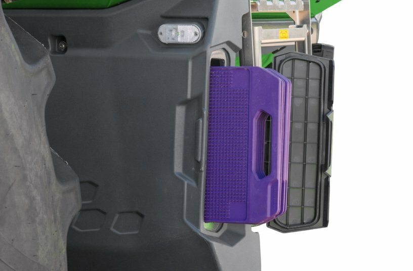 Der mobile Prüfstand EasyCheck findet nun praxisgerecht in den integrierten Transport-Boxen Platz. Ein umständlicher Transport in der Kabine entfällt.<br>BILDQUELLE: AMAZONEN-WERKE H. DREYER SE & Co. KG