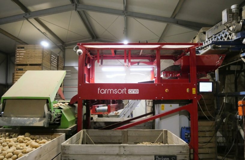 Farmsort.one as part of an existing sorting line: The 1.5‑metre inspection path enables reproducible quality assessment within the flow of goods.<br>IMAGE SOURCE: schmiede.one GmbH & Co KG