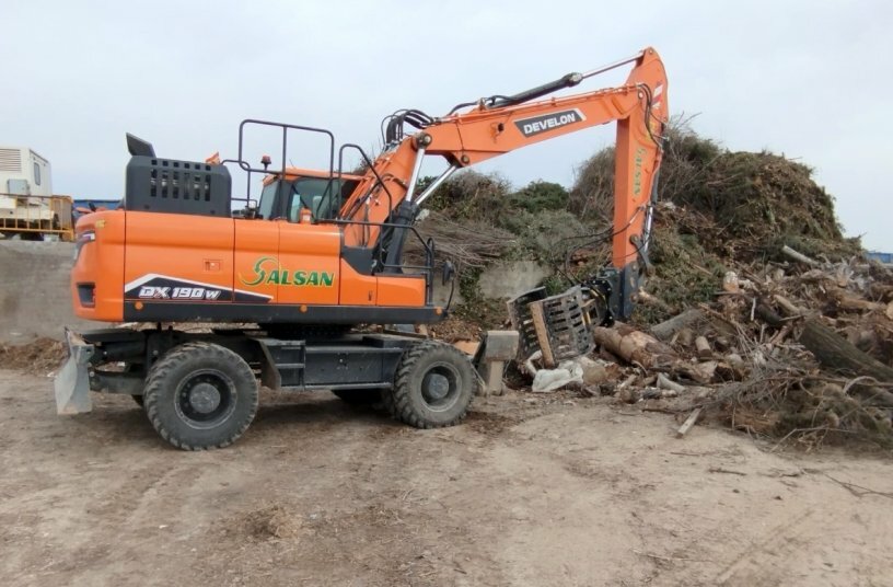 Alsan Gestión Servicios Boosts Productivity with new Develon DX190W-7 Excavator<br>IMAGE SOURCE: Develon
