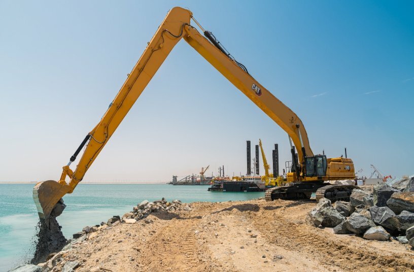 When your work is a little farther away, reach for Cat super long reach and long reach excavators. They are specialized machines designed to perform despite the unique challenges of working at distance.   <br>IMAGE SOURCE: Caterpillar