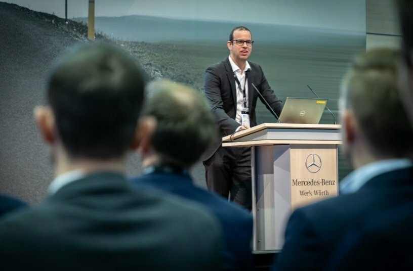 Andreas Scharff, Head of eMobility Sales and Dealer Network Development Mercedes-Benz Trucks, stellt neues Beratungsangebot für Industrieunternehmen zur Elektrifizierung der Werkslogistik vor.<br>BILDQUELLE: Daimler Truck AG
