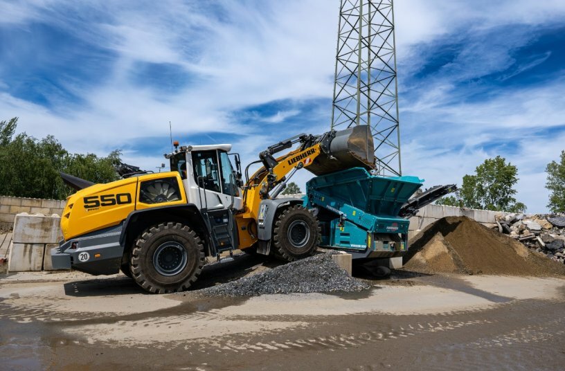 An L 550 XPower loads material into a sorting system.<br>IMAGE SOURCE: Liebherr-International Deutschland GmbH