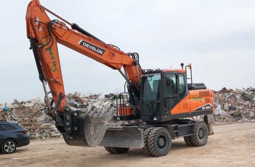 Alsan Gestión Servicios Boosts Productivity with new Develon DX190W-7 Excavator<br>IMAGE SOURCE: Develon