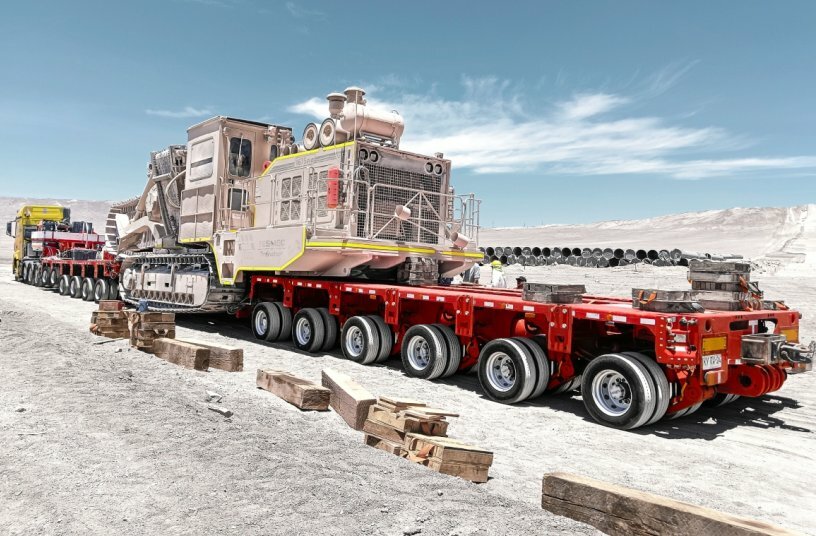 Heavy transport project in Chile: OXA transports a TESMEC trencher machine for energy and infrastructure applications on modular SCHEUERLE K25 modules.<br>IMAGE SOURCE: TII Group