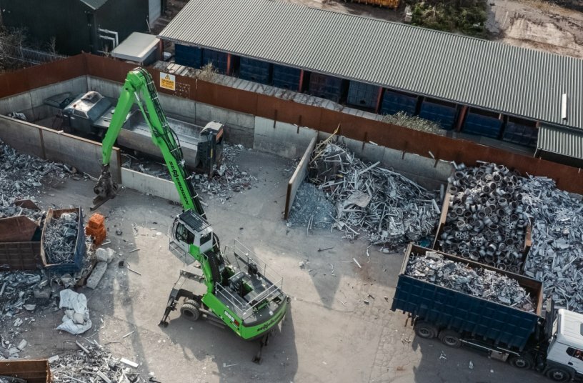 The SENNEBOGEN 835 G optimizes material handling at Ashvin Metals and, thanks to its increased reach, can easily reach every corner of the recycling yard without having to be repositioned.<br>IMAGE SOURCE: SENNEBOGEN Maschinenfabrik GmbH