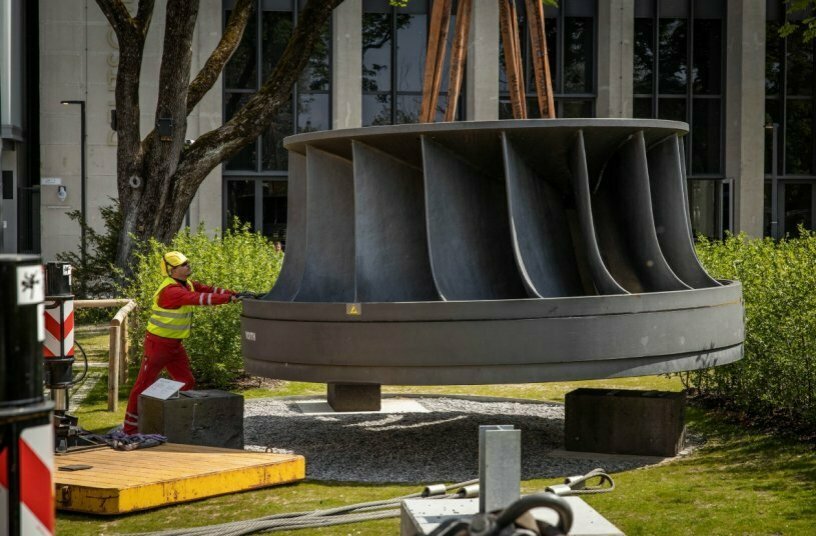 Enorme Größenverhältnisse: Das 44 Tonnen schwere und im Durchmesser 4,6 Meter große Laufrad wird im Museumsgarten platziert.<br>BILDQUELLE: Liebherr-Werk Ehingen GmbH