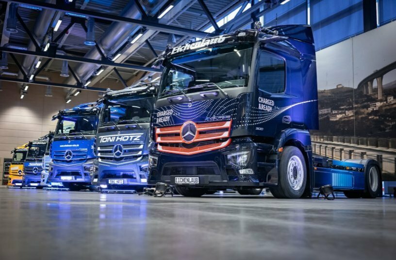 Die ersten eActros stehen im Kundencenter bereit für die Übergabe an die Spediteure<br>BILDQUELLE: Daimler Truck AG