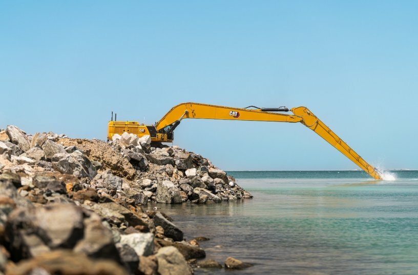 The long undercarriage and 21.6 mt (47.600 lb) counterweight of the 395 LRE provide a stable platform for long-reach digging.<br>IMAGE SOURCE: Caterpillar
