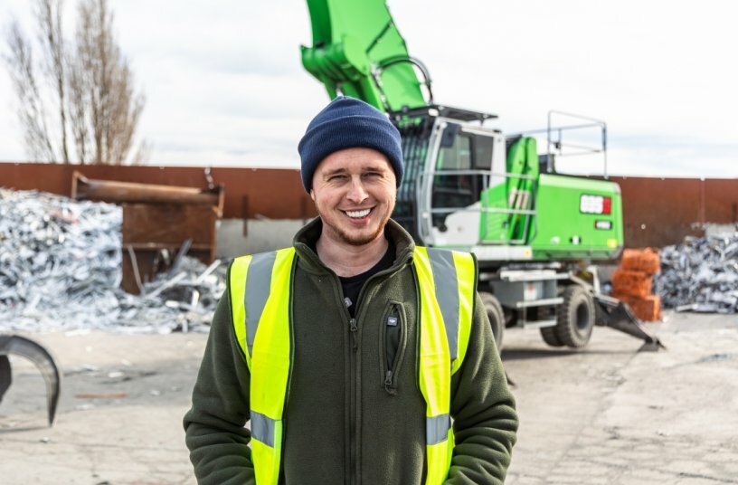 Luke Winter (machine operator) particularly appreciates the additional range of the new SENNEBOGEN 835 G.<br>IMAGE SOURCE: SENNEBOGEN Maschinenfabrik GmbH