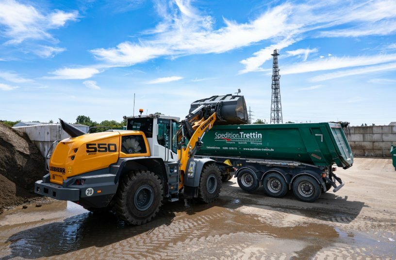 Finely sorted material is loaded into lorries by the XPower wheel loader.<br>IMAGE SOURCE: Liebherr-International Deutschland GmbH