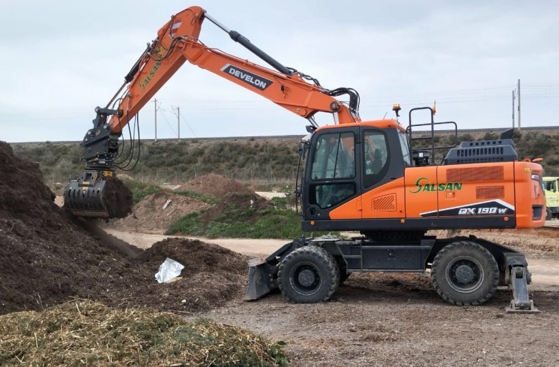 Alsan Gestión Servicios Boosts Productivity with new Develon DX190W-7 Excavator<br>IMAGE SOURCE: Develon