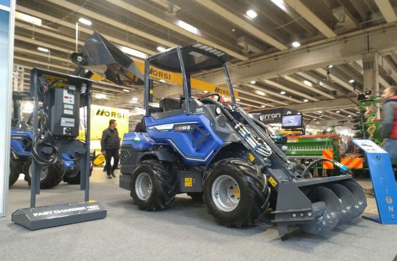 The new EZ 8 Long Range compact loader from MultiOne scores with up to 40 percent increased battery performance and thus enormously extended working cycles.<br>IMAGE SOURCE: MultiOne Deutschland GmbH