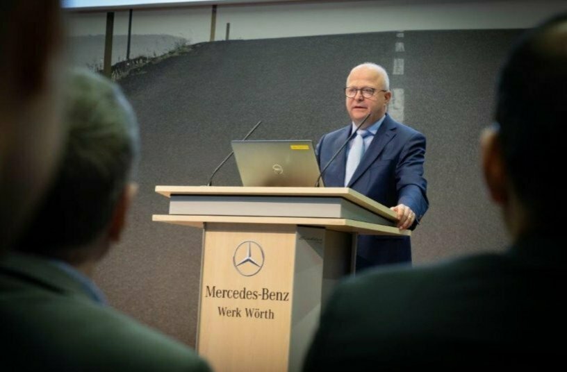 Michael Theurer, Parlamentarischer Staatssekretär beim Bundesminister für Digitales und Verkehr überbrachte ein Grußwort zur Auslieferung der ersten Fahrzeuge.<br>BILDQUELLE: Daimler Truck AG