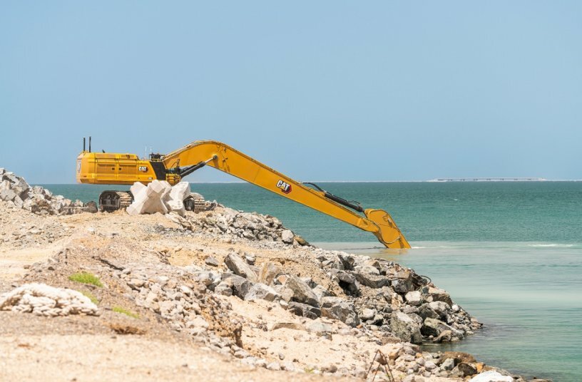 The 395 LRE has a steep slope reach capability of 28 meters and a dig depth of 21 700 mm.