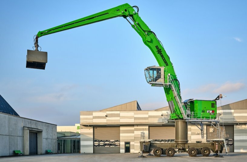 The SENNEBOGEN 875 G Hybrid has a reach of up to 32 m and is particularly suitable for demanding port handling. Shown here in the configuration with optional auxiliary crane at the rear.<br>IMAGE SOURCE: SENNEBOGEN Maschinenfabrik GmbH