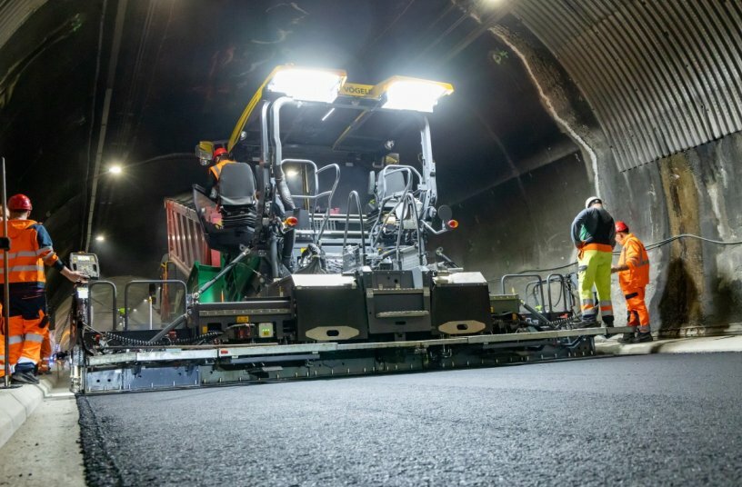 The new-generation AB 500 TV extending screed develops less noise than its predecessors and minimises set-up times. <br>IMAGE SOURCE: WIRTGEN GROUP