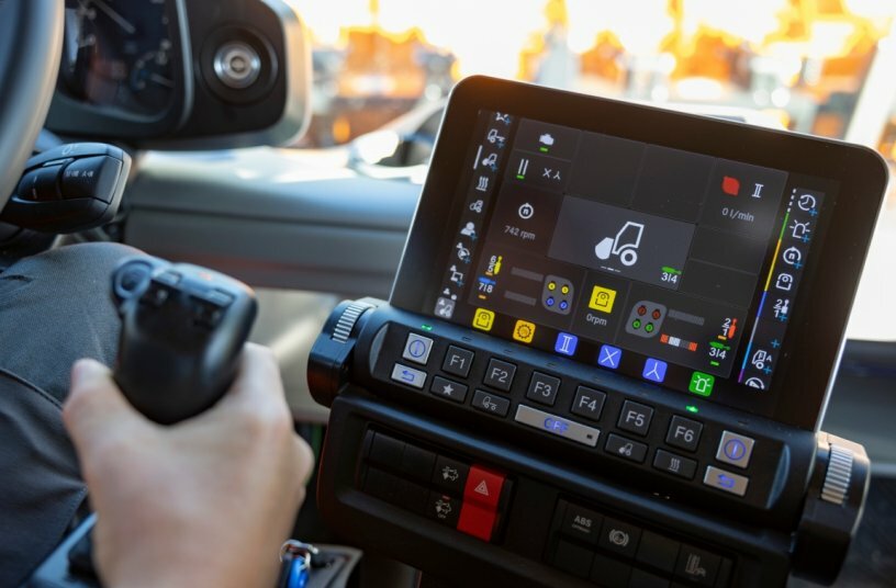 The driver controls the Unimog's attachments for winter service using the UNI-TOUCH operating system with joystick and display<br>IMAGE SOURCE: Daimler Truck AG