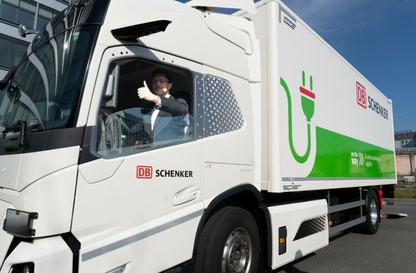 Marc Pühler, Senior Vice President – Head of System Operations Europe bei DB Schenker, bei der Fahrzeugübergabe.<br>BILDQUELLE: Volvo Trucks