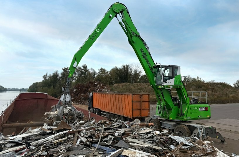 Within 1.5 days, approximately 650 tons of scrap metal are loaded directly from the ship onto trucks. <br>IMAGE SOURCE: SENNEBOGEN Maschinenfabrik GmbH