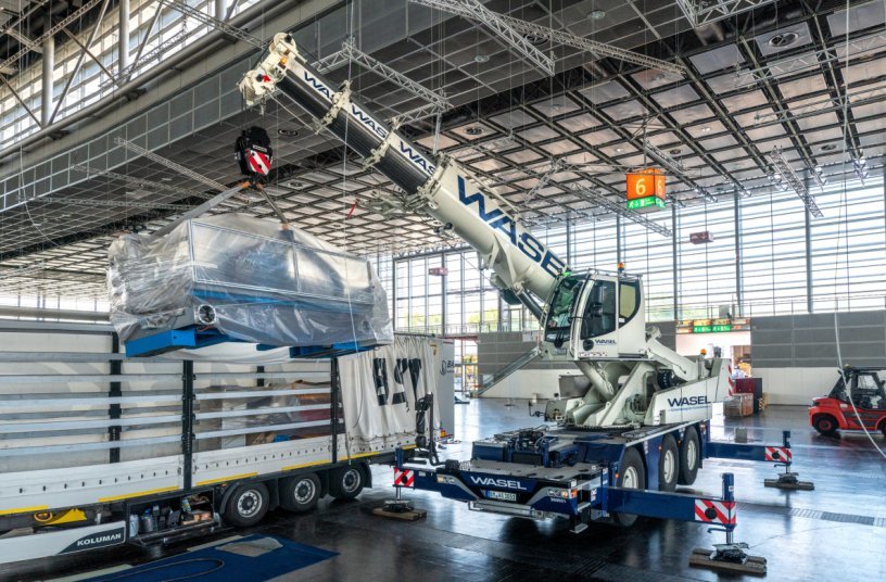 Loading Ass: The rope pull technology of the telescopic boom allows rapid handling of even heavy goods. Here, a packed machine weighing eight tonnes is loaded for removal.<br>IMAGE SOURCE: Liebherr-Werk Ehingen GmbH