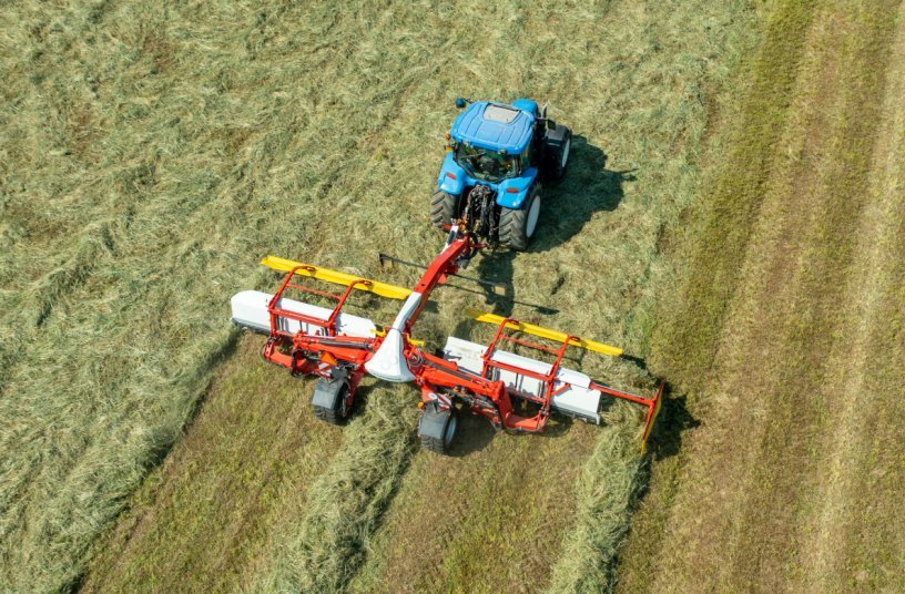The new MERGENTO VT 9220 belt rake is the specialist for all types of forage<br>IMAGE SOURCE: PÖTTINGER Landtechnik GmbH
