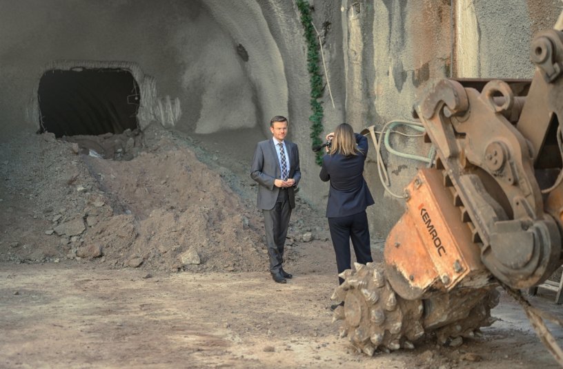 Mit der Tunneldurchschlags-Feier – im Bild Nürnbergs Oberbürgermeister Marcus König – waren die unterirdischen Vortriebsarbeiten offiziell beendet. <br>BILDQUELLE: KEMROC