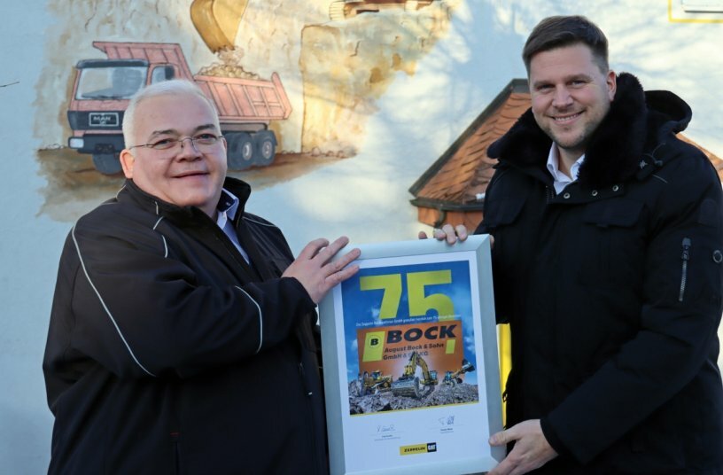 Glückwünsche zum Firmenjubiläum überreichte Sascha Ofenstein (rechts), leitender Verkaufsrepräsentant, an Andreas Bock.<br>BILDQUELLE: Zeppelin
