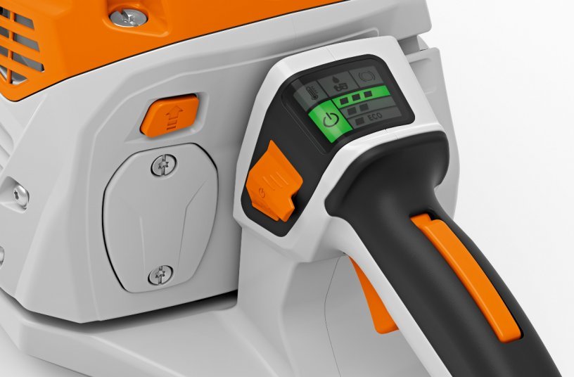 The STIHL MSA 300 cordless professional chainsaw has an electronic operating and notification cockpit with LED display. It enables intuitive operation of the machine and the user has the information on the status of the chainsaw well in view at all times.<br>IMAGE SOURCE: STIHL