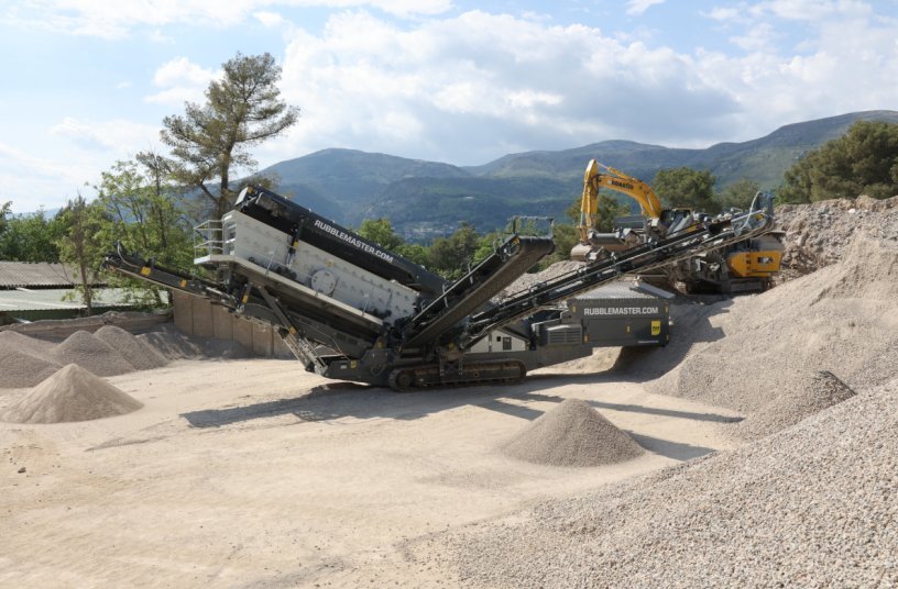 Developed and built in Northern Ireland: the brand new RM MSC8500e 3D hybrid screen. Thanks to its hybrid driveline, this tracked post-screen can even be used in a tourist region with strict environmental regulations.<br>IMAGE SOURCE: RUBBLE MASTER HMH GmbH