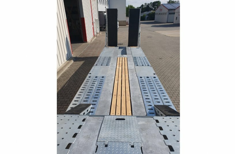 Einer fürs Grobe – der Satteltieflader SDS 480 T<br>BILDQUELLE: Fliegl Fahrzeugbau GmbH