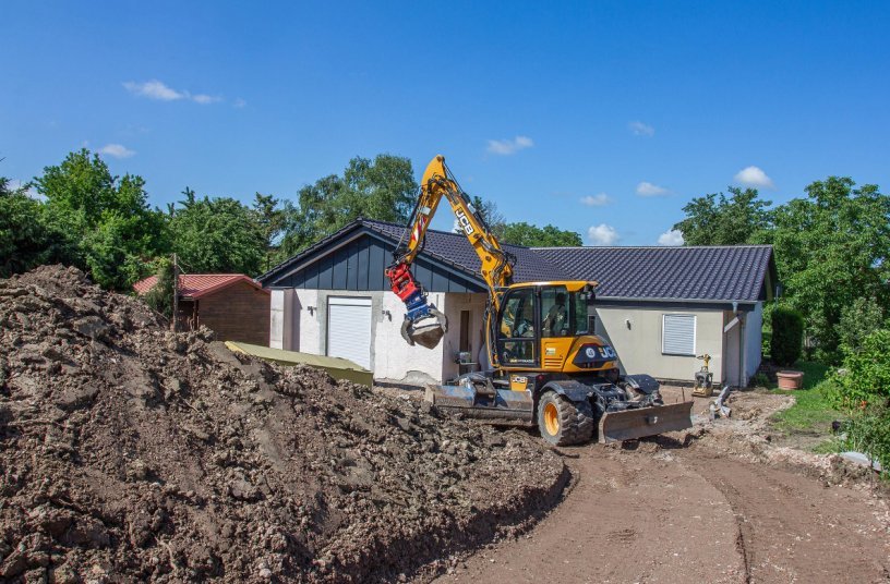 View of the construction site in Neustadt an der Weinstraße from the driveway, where Peter Gerst is redesigning the outdoor facilities all by himself.<br>IMAGE SOURCE: Lehnhoff Hartstahl GmbH