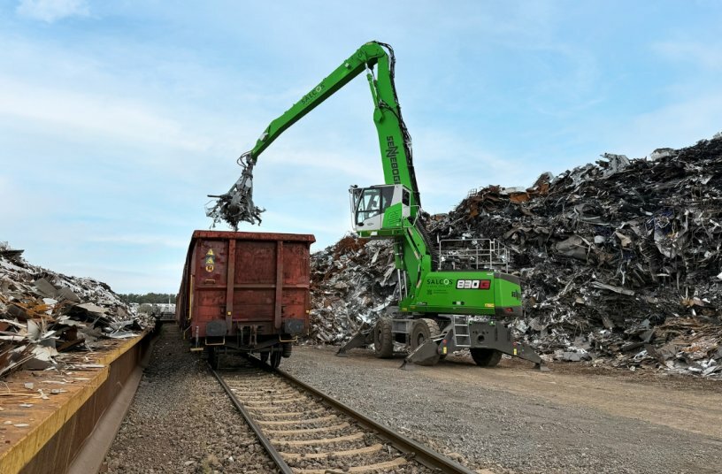 Operating in three shifts and with a high proportion of travel, the machine at DEUMU is exposed to the toughest conditions.<br>IMAGE SOURCE: SENNEBOGEN Maschinenfabrik GmbH