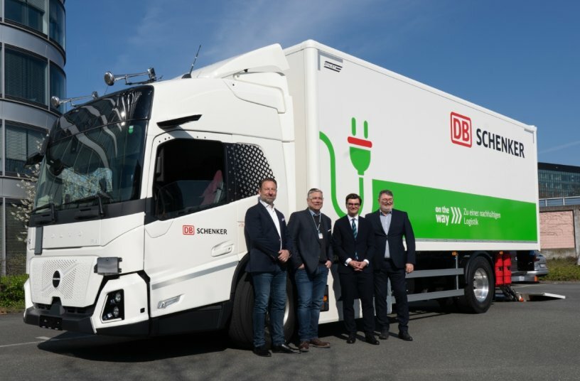 Vertreter von DB Schenker und Volvo Trucks Deutschland bei der Fahrzeugübergabe.<br>BILDQUELLE: Volvo Trucks