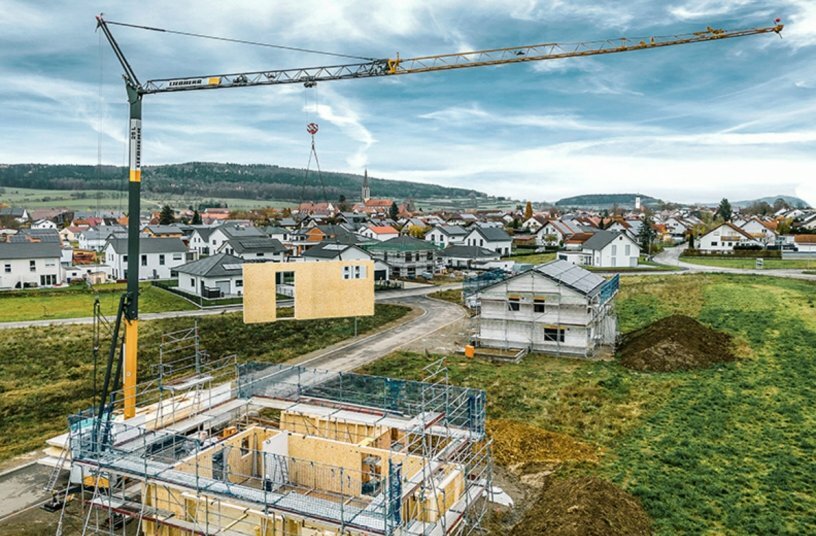 Die L-Krane sind flexibel einsetzbar und prädestiniert für Hausbauten, Renovierungen und Dacharbeiten, wie hier der 25 L beim Heben von Fertigelementen.<br>BILDQUELLE: Liebherr-International Deutschland GmbH