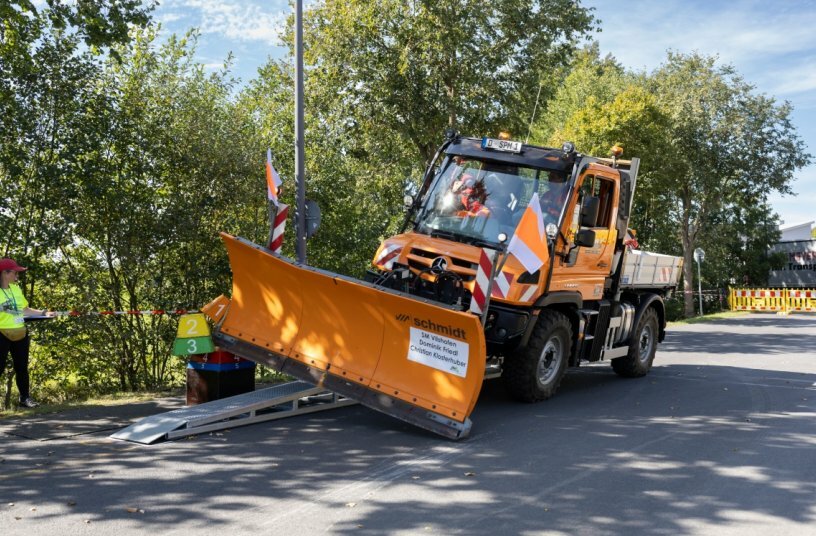 Precision is key on the course of the German Snow Plow Championship<br>IMAGE SOURCE: Daimler Truck AG