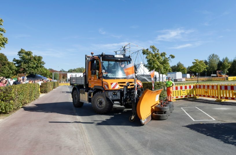 An Unimog with a snow plug on the course of the German Snow Plow Championship<br>IMAGE SOURCE: Daimler Truck AG