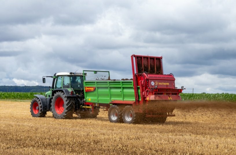Foldable attachments and universal spreader with cardan drive for versatile use<br>IMAGE SOURCE: B. Strautmann & Söhne GmbH u. Co. KG