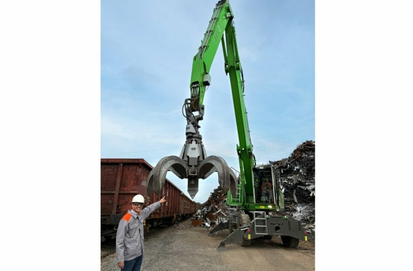 The material handler with 17 m reach is equipped with a contamination measuring system directly in the grab.<br>IMAGE SOURCE: SENNEBOGEN Maschinenfabrik GmbH