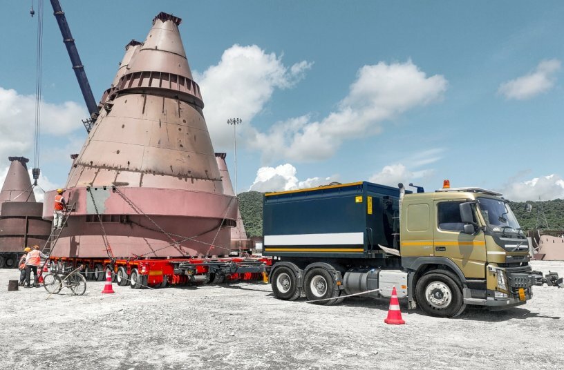 Heavy transport project in India: iRISE moves a large-scale industrial component using modular SCHEUERLE K25 axle modules.<br>IMAGE SOURCE: TII Group