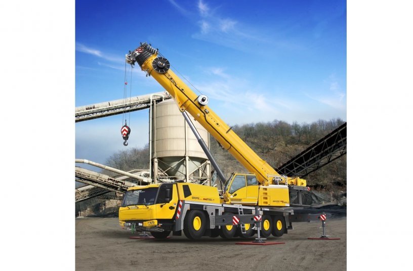 The new Grove carrier cab is a great place to work for crane operators <br> Image source: MANITOWOC COMPANY, INC.