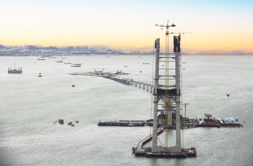Potain’s huge MD 3600 tower crane drives construction on record-breaking Chinese bridge  <br> Image source: THE MANITOWOC COMPANY, INC.