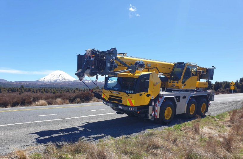 Adam’s Crane’s new Grove GMK3060L-1 en route from Hamilton to Nelson in New Zealand.<br> Image source: THE MANITOWOC COMPANY, INC.