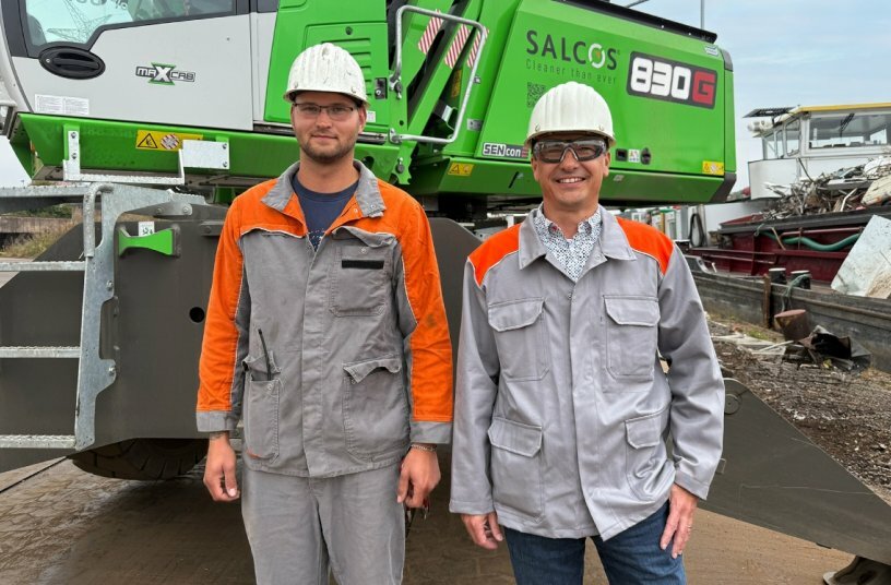 Machine operator Johannes Hasler (left) and division manager Marko Klickermann (right) rely on their double green machine from SENNEBOGEN.<br>IMAGE SOURCE: SENNEBOGEN Maschinenfabrik GmbH