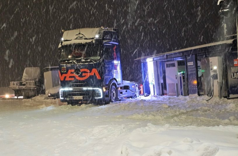 Premiere at the Arctic Circle: VEGA’s eActros 600 conquers the eNordkapp Challenge as the first battery-electric truck<br>IMAGE SOURCE: Daimler Truck AG