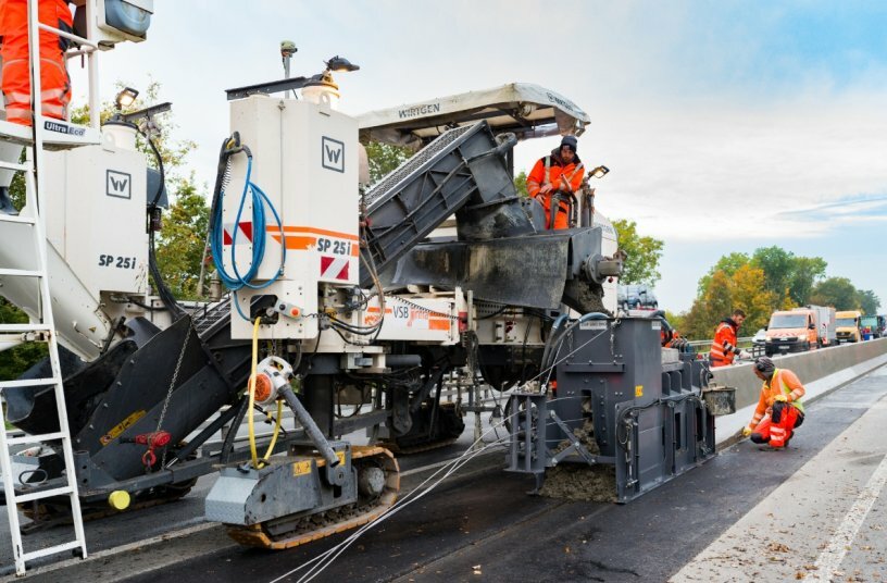 The Wirtgen SP 25i with AutoPilot 2.0 paved a poured in-place concrete safety barrier between the eastbound and westbound lanes of the A 43 Autobahn near the city of Münster, Germany. <br>IMAGE SOURCE: WIRTGEN GROUP
