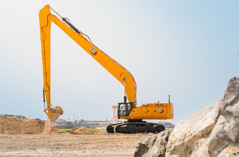 Boost productivity with standard Cat Grade and Assist technology. Cat Grade and Assist technologies keep you on grade when visibility is impaired. <br>IMAGE SOURCE: Caterpillar