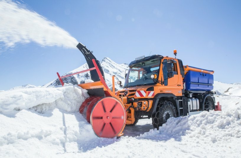Unimog implement carrier in winter service<br>IMAGE SOURCE: WWW.MORLOCK-FOTOGRAFIE.DE